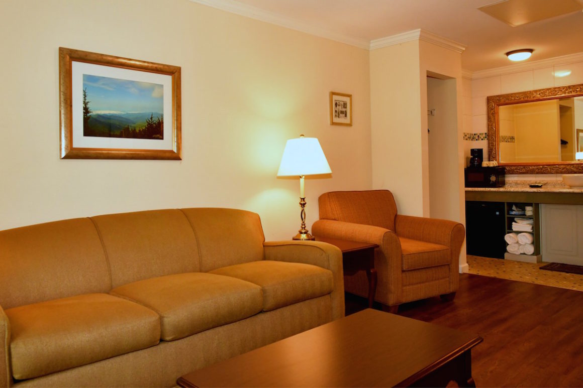 living area in 2 bedroom suite in Townsend Gateway Inn