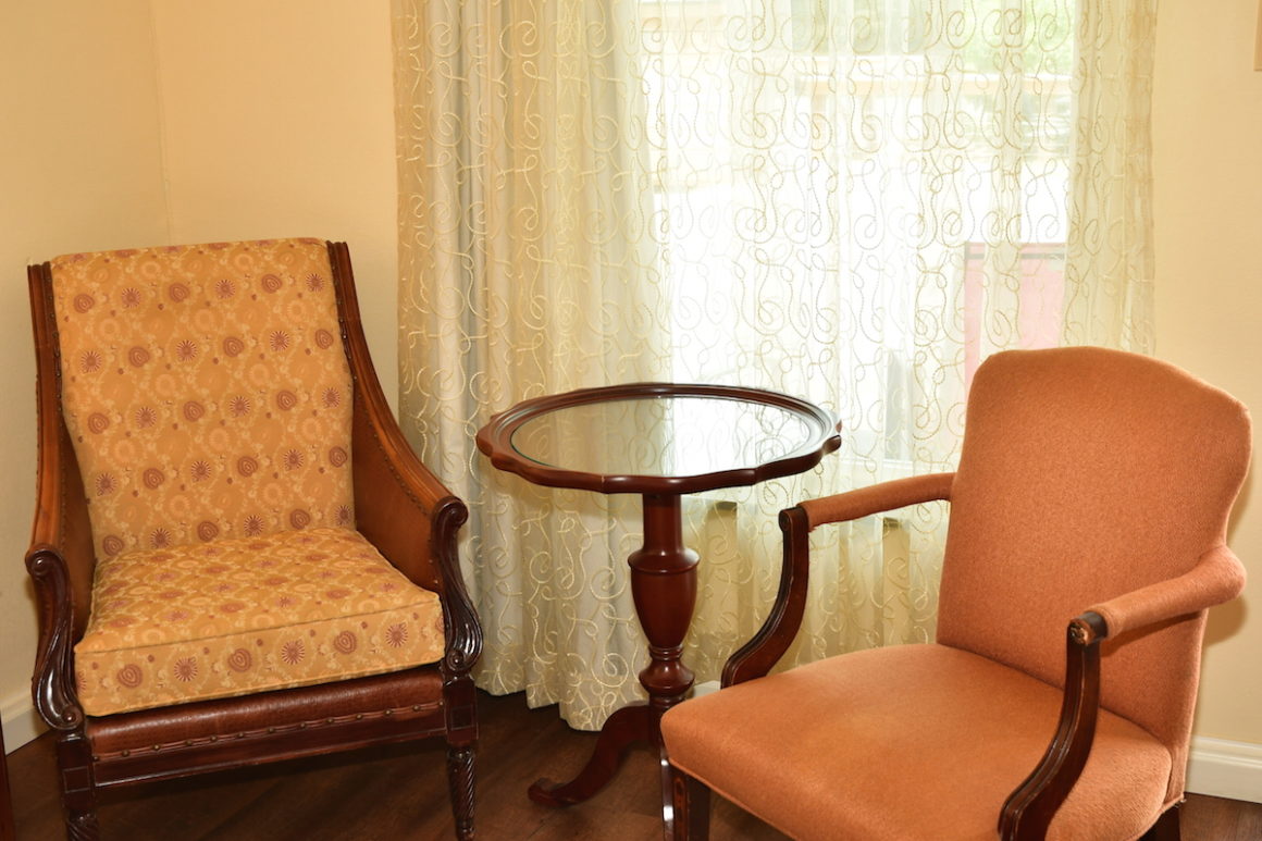 chairs in guest room at Townsend Gateway Inn