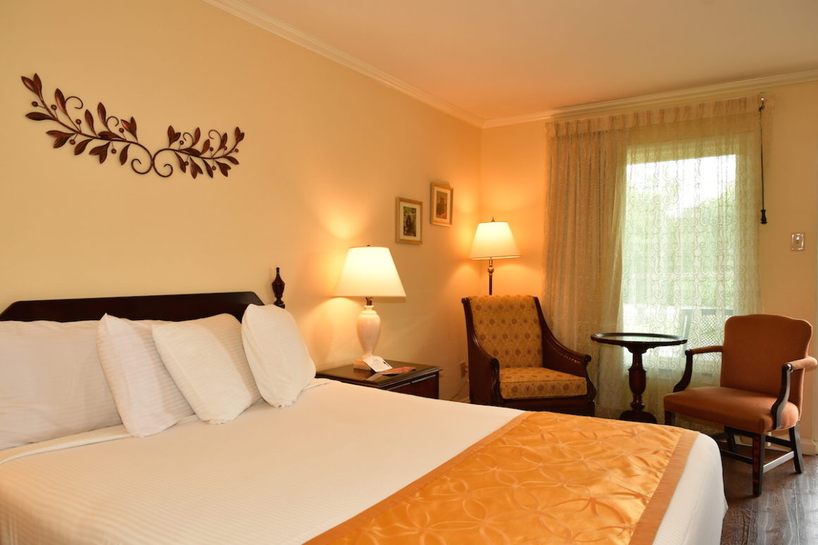 Guest Room in Townsend Gateway Inn hotel